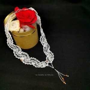 Collier en soie écrue et perles œil-de-tigre