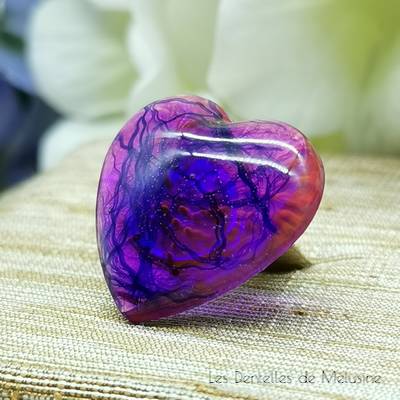 Pin’s en résine forme cœur violet et ocre