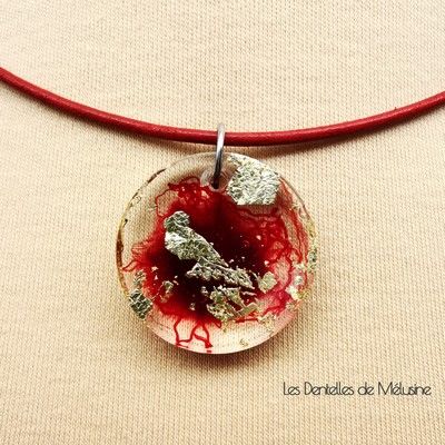 Collier upcycling rond rouge et feuille or