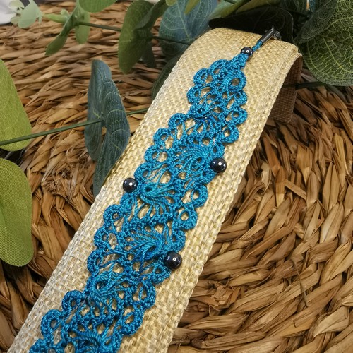 Détail de bracelet en dentelle turquoise
