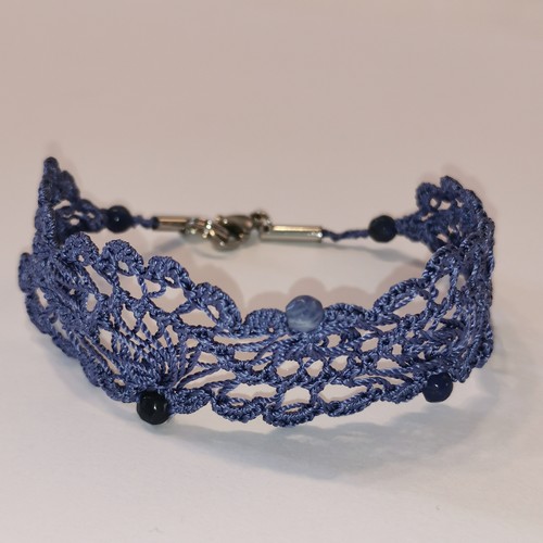 Bracelet long de dentelle bleu jean et sodalite fond blanc