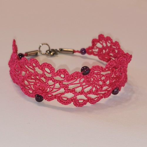 Bracelet long en dentelle rose et améthyste fond blanc