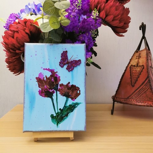 Toile en technique mixte “Roses furtives et papillon violet”