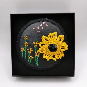 Broche ronde noire et jaune Champ de Tournesols