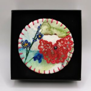 Broche ronde Fleurs et Papillon en broderie et dentelle