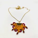 Collier rouge et or dentelle de soie