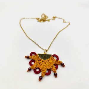 Collier rouge et or dentelle de soie