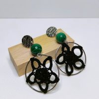 Fleurs rondes - Boucles d'oreilles en dentelle noire et perles en malachite