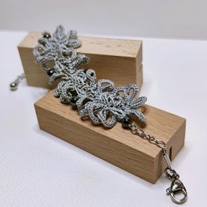 Dentelle de soie grise et perles hématite