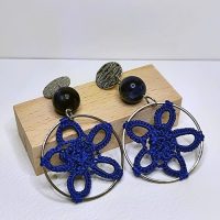 Dentelle de soie bleue et sodalite Collection Fleurs Rondes