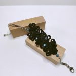 Soie noire et perles en apatite bleue