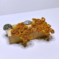 Dentelle de soie ocre et jade miel