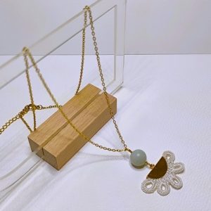 Collier dentelle de soie blanche et amazonite