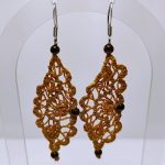 Dentelle de soie ocre et perles en oeildetigre