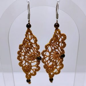 Dentelle de soie ocre et perles en oeildetigre