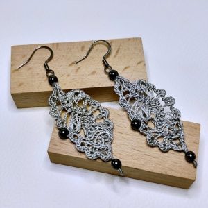 Boucles d’oreilles dentelle de soie et pierres<br>Collection Ailes de Papillon<br>Modèles au choix