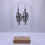 Dentelle de soie gris et perles hématite