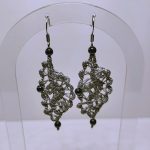 Dentelle de soie gris clair et perles en hématite