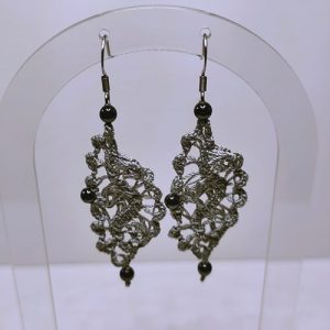 Dentelle de soie gris clair et perles en hématite