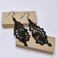 Dentelle de soie noire et perles en onyx