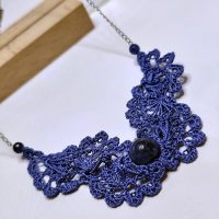 Collier dentelle bleu et perles sodalite<br>Ailes de Papillon