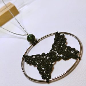 Collier Papillon dentelle noire et perles en rubis zoïsite