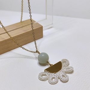 Collier dentelle de soie, pierres naturelles et or fin<br>Collection Pharaon<br>Modèles au choix