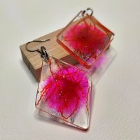Grandes boucles d'oreilles en résine rose fluo