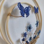 Détail suspension en bambou en dentelle bleue