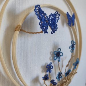 Détail suspension en bambou en dentelle bleue