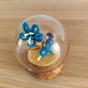Mini globe fleurs bleues en dentelle