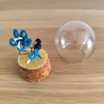 mini globe en verre fleur bleue