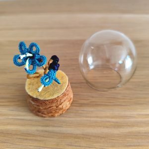 mini globe en verre fleur bleue