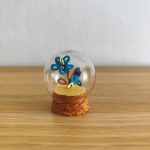 mini globe fleurs bleues en dentelle