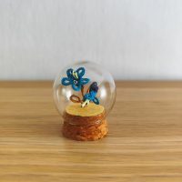 mini globe fleurs bleues en dentelle
