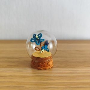 mini globe fleurs bleues en dentelle