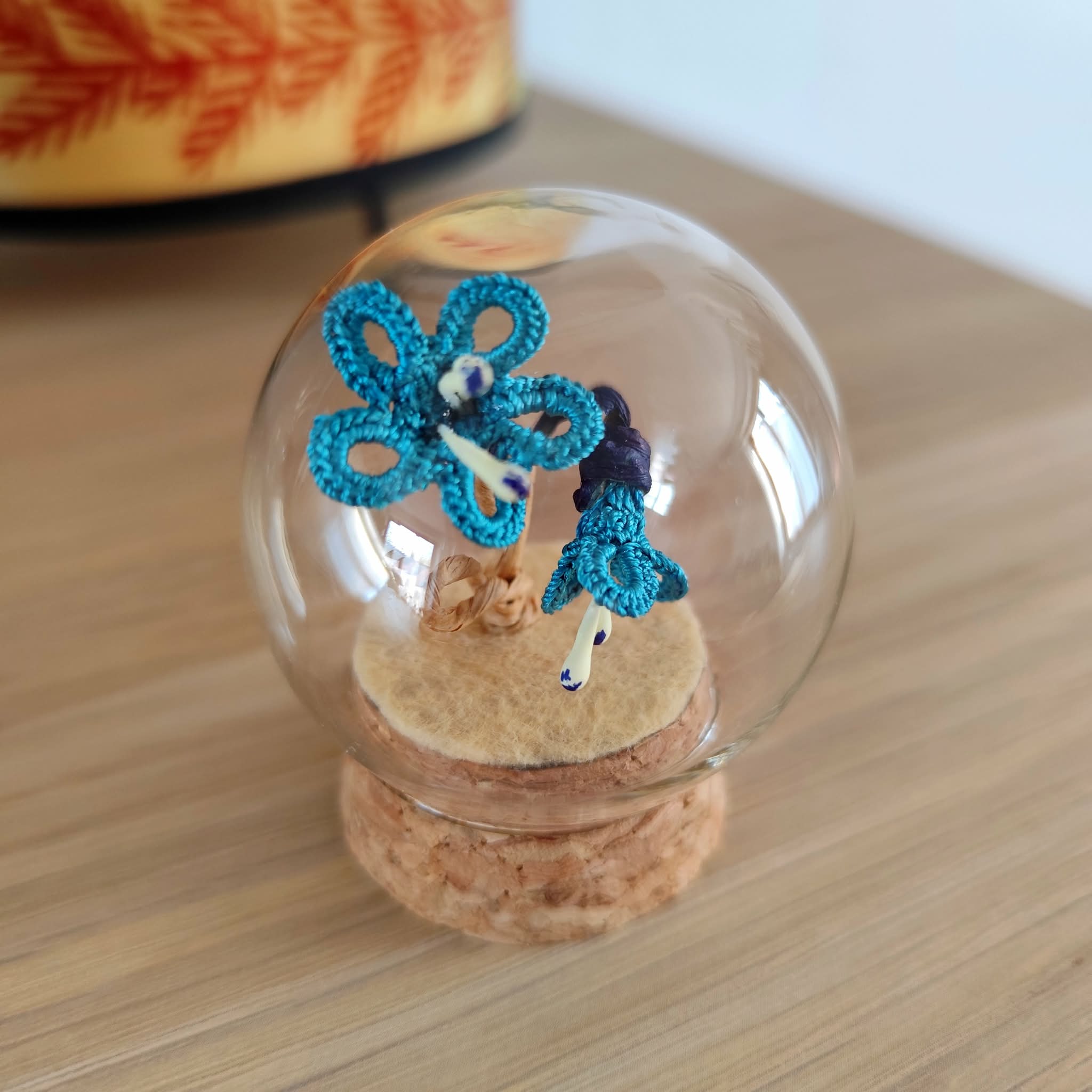 Mini-globe fleurs bleues