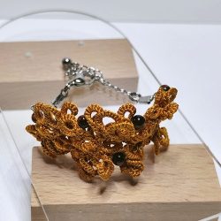 Dentelle de soie ocre et perles oeil-de-tigre