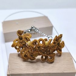 Dentelle de soie ocre et oeil-de-tigre jaune
