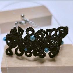 Dentelle de soie noire et apatite bleue