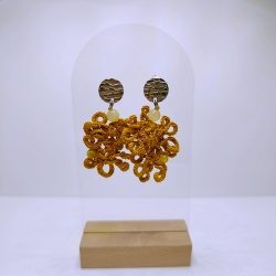 Boucles soie ocre et jade miel