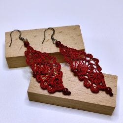 Boucles d'oreilles en dentelle rouge et perles cornaline